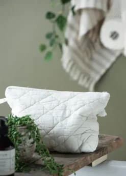 Toilettaske quiltet, butter cream fra Ib Laursen