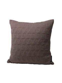 Trapez Pude 50x50 i earth brown af Arne Jacobsen