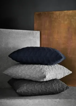 Trapez Pude 50x50 i midnight blue af Arne Jacobsen