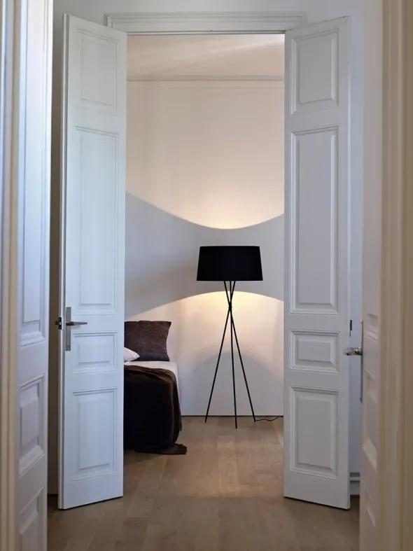 Tripode Gulvlampe fra Santa and Cole, natural (G5)