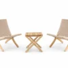 Udendørs loungesæt i teak med 1 BM5868 sidebord og 2 Cuba Outdoor stole i Sesame fra Carl Hansen & Søn