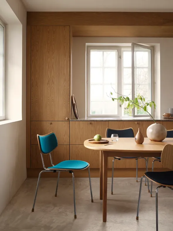 Vega Stol, mood 01104/krom fra Carl Hansen & Søn