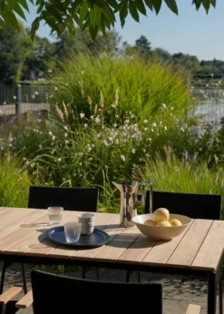 Ville havemøbelsæt i Teak & Warm Black med 1 bord og 4 stole fra &Tradition