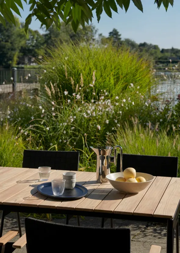 Ville havemøbelsæt i Teak & Warm Black med 1 bord og 4 stole fra &Tradition