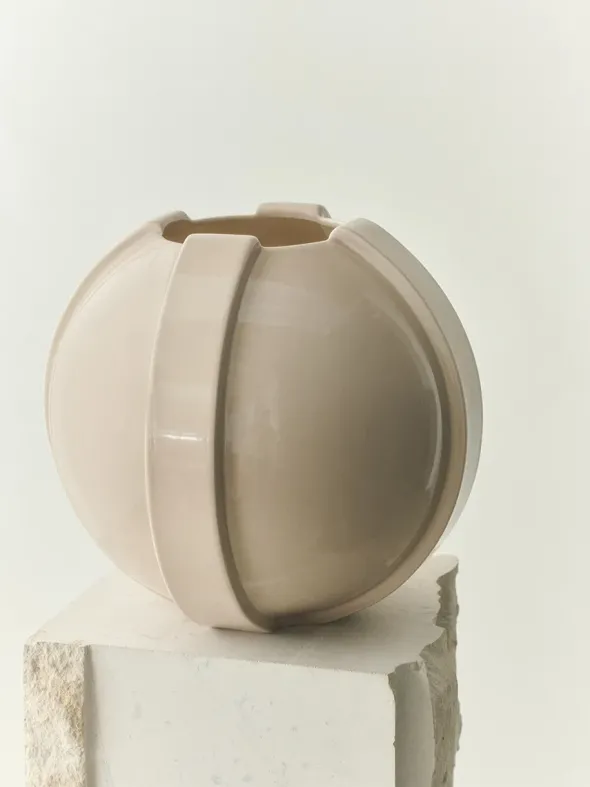 Vinci Vase 02, ivory fra Louise Roe