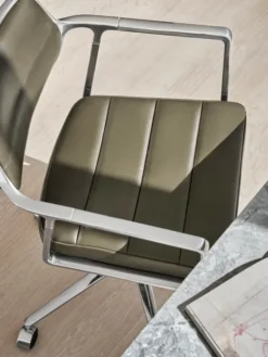VIPP453 Swivel+ Chair, bosco grøn læder fra Vipp