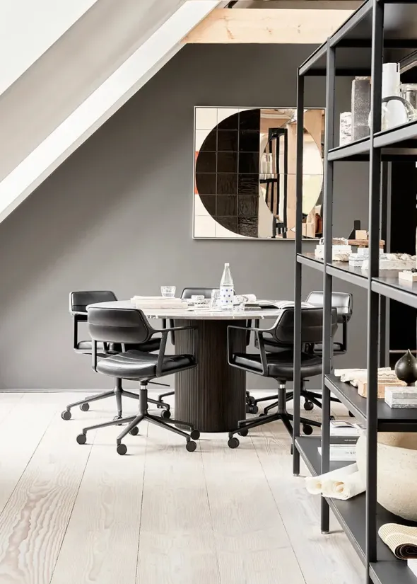 VIPP453 Swivel+ Chair m/hjul, sort læder fra Vipp