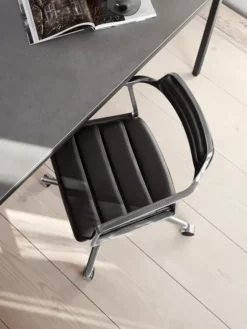 VIPP452 Swivel Chair m/hjul, sort læder fra Vipp