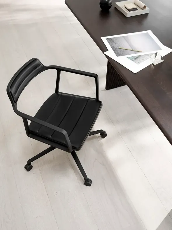 VIPP452 Swivel Chair m/sort stel & hjul, sort læder fra Vipp