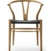Y-stol CH24, eg olie med sort flet af Hans J. Wegner