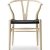 Y-stol CH24 Soft Barley med sort flet af Hans J. Wegner