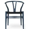 Y-stol CH24 Soft Blue med sort flet af Hans J. Wegner