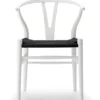 Y-stol CH24 Soft Natural White med sort flet af Hans J. Wegner