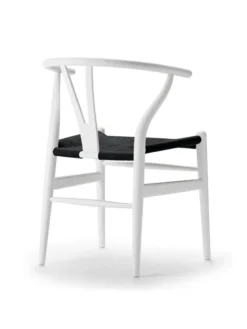 Y-stol CH24 Soft Natural White med sort flet af Hans J. Wegner
