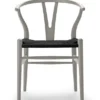Y-stol CH24 Soft Silver Grey med sort flet af Hans J. Wegner